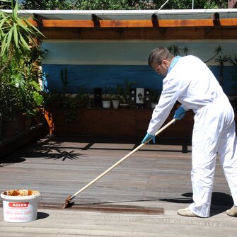 Kefa s rúčkou uľahčí natieranie veľkých plôch s Pullex Bodenöl 