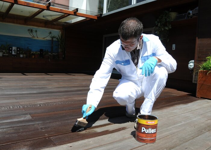 Medzery a okrajové miesta terasy natrieť štetcom