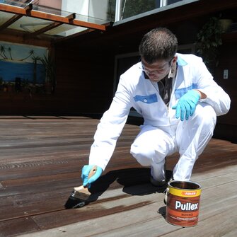 Medzery a okrajové miesta terasy natrieť štetcom