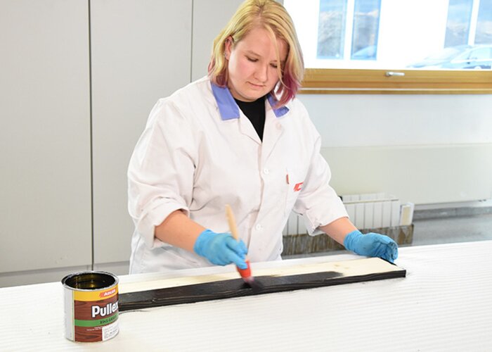 Krok 2: Prvý náter: Potom pretrite plochy spôsobom tam a späť