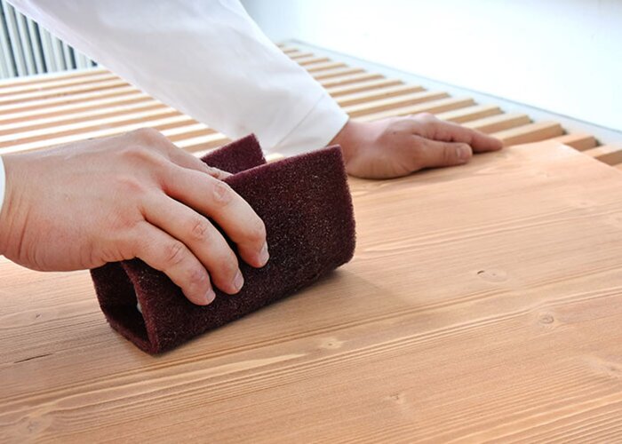 ...alebo brúsnym rúnom (Scotch Brite).