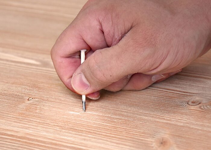 Krok 4: Teraz vytvorte v dreve dierky po červoch...