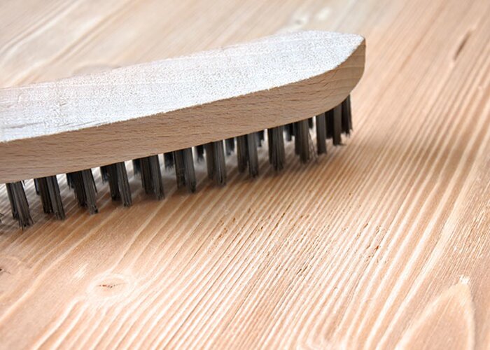 ...a upravte drevo drôtenou kefou.