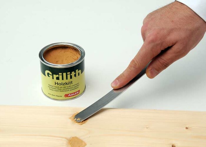 Krok 1: Tmel jednoducho špachtľou natlačiť do opravovaného miesta