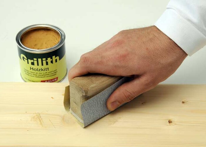 Krok 2 : Tmel  prebrúsiť