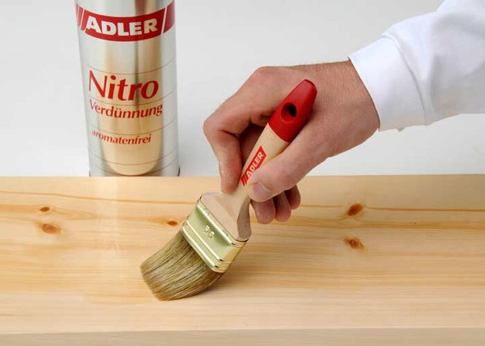 Odstraňovač živice môžete naniesť štecom