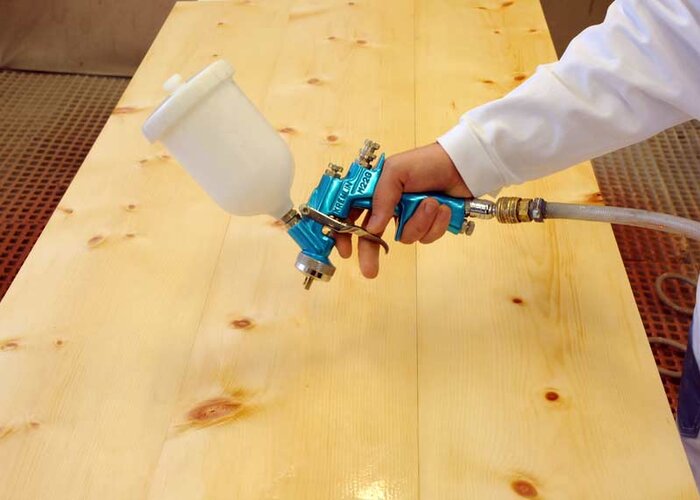 Odstraňovač živice môžete naniesť pomocou striekacej pištole