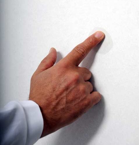 Krúžiť mokrým prstom po stene