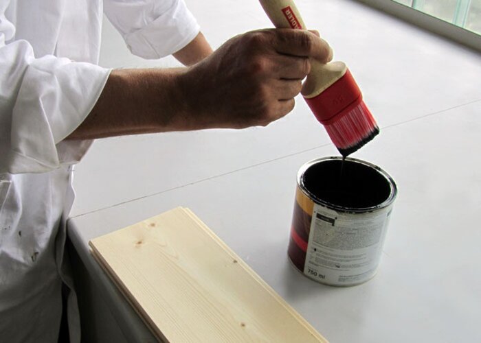 Prebytok laku otrite, aby ste predišli vzbiku lakových sĺz a odlupovaniu.