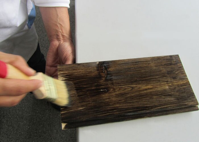 Lazúru natierajte zhora nadol v jednom ťahu.