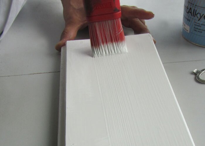 Laky môžete natierať najprv zľava doprava...