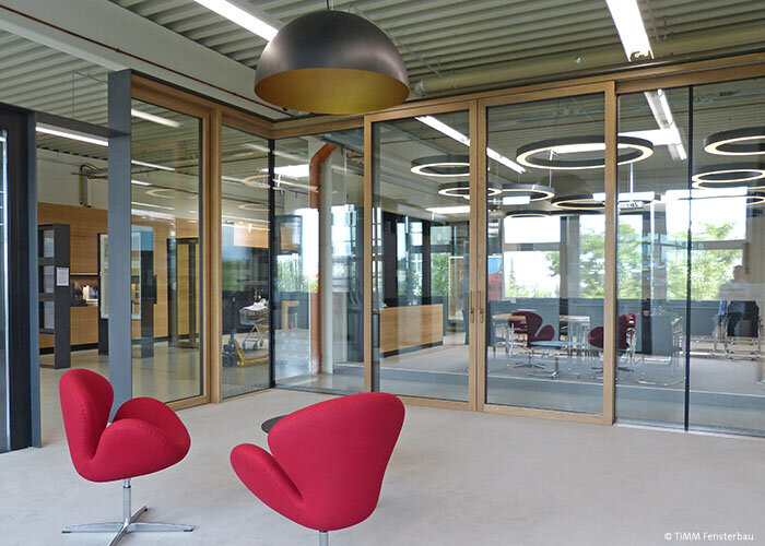 Inovatívna okenná technológia s vysoko kvalitným povrchovým dizajnom spojená s posuvno-zdvíhacou konštrukciou vo Timm Fenster-Erlebniswelt.  Foto: Timm Fensterbau